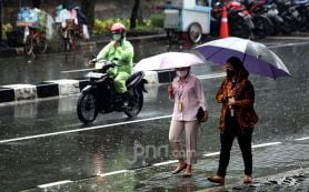 Cuaca Surabaya Hari Ini: Sore Hujan Lebat Disertai Petir, yang Malam Mingguan Hati-hati - JPNN.com