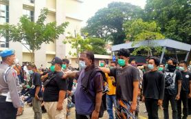 Ketika Polisi dan Anggota GMBI di Jawa Tengah Melaksanakan Salat Jumat Bersama - JPNN.com