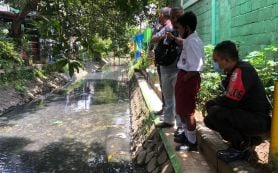 Pelajar SD Temukan Janin Usia 4 Bulan dalam Kotak Plastik di Selokan Kutisari Surabaya - JPNN.com