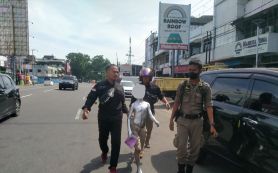 Tiga Anak di Bawah Umur Mengemis di Jalanan, Satpol PP: Seharusnya Mereka Sekolah - JPNN.com