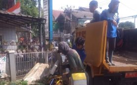 Belasan Satgas DPUPR Dikerahkan Untuk Bersihkan Tumpukan Sampah di Kali Cabang Barat - JPNN.com