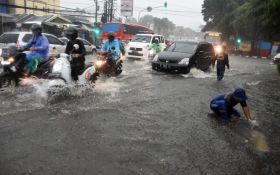 Diguyur Hujan Seharian, Kali Pesanggrahan Depok Meluap ke Jalan - JPNN.com Jabar