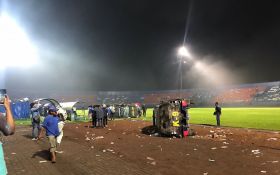 Ricuh Arema FC Vs Persebaya Makan Korban, 5 Suporter Tergeletak  - JPNN.com Sumut