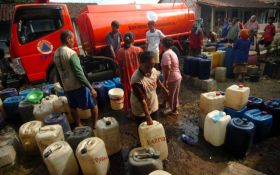 Atasi Kekeringan, Pemkab Bekasi Salurkan 2,8 Juta Liter Air Bersih Untuk Warga - JPNN.com Jabar