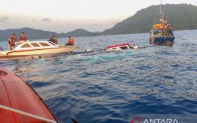 Kapal Nelayan Penangkap Cumi Tenggelam Diterjang Cuaca Buruk di Laut Karawang - JPNN.com Jabar