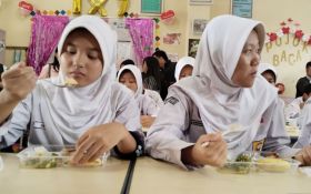 SD dan SMP Sudah, Kapan Makan Gratis untuk SMA Terlaksana? - JPNN.com Jogja