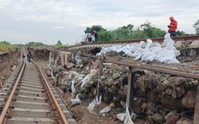 Rel Terputus Akibat Banjir di Grobogan, PT KAI Targetkan Besok Mulai Beroperasi - JPNN.com Jateng