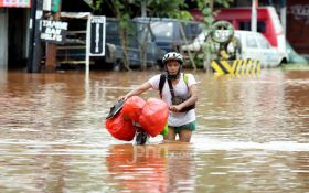 570 Warga Karawang Mengungsi Gegara Tempat Tinggalnya Terendam Banjir - JPNN.com Jabar