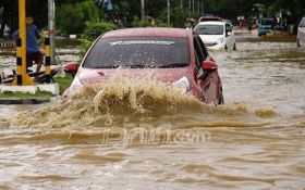 Diguyur Hujan Deras Seharian, Wilayah Selatan Karawang Dilanda Banjir Bandang - JPNN.com Jabar