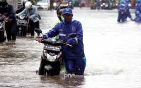 Banjir Bandang Terjang Jembatan Cipager di Cirebon, Pemprov Jabar Gercep Perbaikan - JPNN.com Jabar