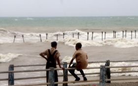 Masih dalam Cuaca Buruk: Dua Kapal Penyeberangan Balik Haluan ke Kupang Akibat Gelombang Tinggi - JPNN.com Bali
