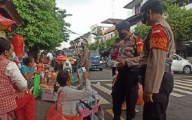 Kasus Covid-19 di Bali Melonjak, Polsek Kuta Obok-obok Pasar Tradisional Ingatkan Prokes - JPNN.com Bali