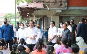 Jokowi Cek Harga Minyak Goreng, Bagikan PKH ke Pedagang Kreneng Denpasar - JPNN.com Bali