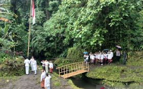 Warga Ubud Upacara Kemerdekaan RI di Sungai Oos, Maknanya Dalam Sekali - JPNN.com Bali