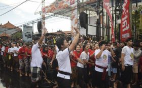 Serunya Omed-omedan di Sesetan Denpasar, Hari Merayakan Tahun Baru Saka Ala Bali - JPNN.com Bali