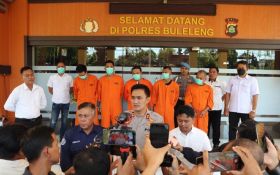 3 Pengedar & 2 Pemakai Sabu-sabu Ini Tertunduk di Belakang AKBP Dhanu, Lihat Tuh - JPNN.com Bali
