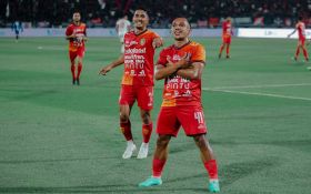 Gol Cantik Irfan Jaya Bikin Gawang PSM Bergetar, Bali United Unggul 1 - 0 - JPNN.com Bali
