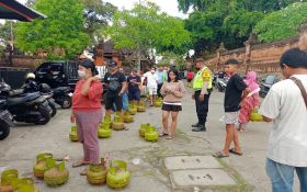 Polisi Turun Tangan Awasi Operasi Pasar LPG 3 Kg di Denpasar, Lihat Antreannya - JPNN.com Bali