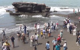 Tanah Lot Diserbu Turis saat Libur Isra Miraj dan Imlek, Pengelola Berbenah - JPNN.com Bali