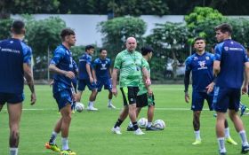 Persib Bertolak ke Gianyar, Bojan Hodak Girang Laga Kontra Bali United Tanpa Penonton - JPNN.com Bali