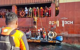 Tim SAR Evakuasi Kru Kapal Kargo ANL Burrup Trader di Perairan Bali, Ada Apa? - JPNN.com Bali