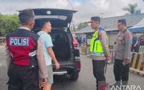Polisi Bali Paksa Perempuan Bercadar Keluar dari Gilimanuk, Rekam Jejaknya Bikin Khawatir - JPNN.com Bali