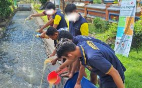 LPKA Karangasem Panen Eco Enzyme, Langsung Dipakai untuk Membersihkan Sungai, Lihat - JPNN.com Bali