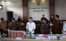 Lihat Tumpukan Uang Pengganti Korupsi Eks Bupati Jembrana Gede Winasa, Segunung - JPNN.com Bali