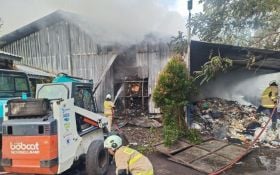 Gudang Pengolahan Sampah TPST Samtaku Jimbaran Terbakar, Pemilik Rugi Besar - JPNN.com Bali