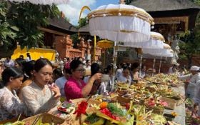 Ribuan Pemedek Sembahyang Galungan di Pura Agung Jagatnatha, Khidmat - JPNN.com Bali