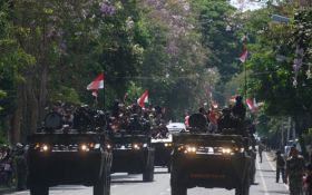 Defile Alutsista Ikut Meramaikan HUT ke-79 TNI di Bali, Gagah - JPNN.com Bali