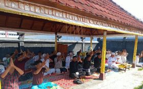 WBP & Petugas Lapas Lombok Barat Sembahyang Bersama Hari Raya Kuningan - JPNN.com Bali