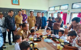 Sekolah di Buleleng Mulai Uji Coba Makan Bergizi Gratis, Lihat Ekspresi Pj Gubernur - JPNN.com Bali