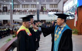 Kakanwil Parlindungan Tuntaskan Studi Program Doktor, Sah Jadi Wisudawan Terbaik - JPNN.com Bali