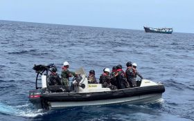 KRI Gusti Ngurah Rai Evakuasi ABK KM Scania 1, Terombang-ambing 4 Hari di Laut Bali - JPNN.com Bali