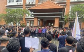 Massa Demo Disnaker Bali, Tuding Ada Mafia, Buntut PHK Karyawan Angkasa Pura - JPNN.com Bali