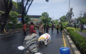 Bali Hujan Lebat, Pohon Tumbang di Jalan Bypass Kuta Memicu Kemacetan, Lalin Dialihkan - JPNN.com Bali