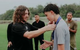 Carles Puyol ke Bali, Sapa Pemain Muda, Berharap Jadi Pesepak Bola Profesional - JPNN.com Bali