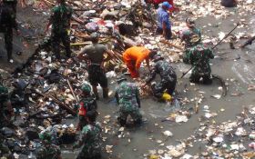 200 Prajurit TNI Terjun Bersihkan Sampah di Sungai Cibanten - JPNN.com Banten