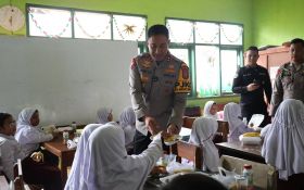 Laksanakan Instruksi Prabowo, Irjen Suyudi Uji Coba Makan Siang di Sekolah - JPNN.com Banten