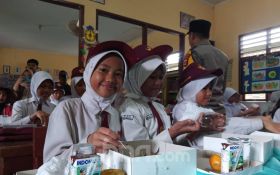 Polres Serang Bersama Jurnalis Bagikan Makan Siang Bergizi di Sekolah - JPNN.com Banten