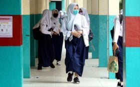 Siswa SMPN 60 Bandung Belajar di Luar Kelas hingga Nebeng Bangunan SD, Disdik Merespons - JPNN.com Jabar