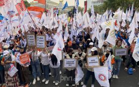 Ribuan Buruh Mulai Berdatangan di Kantor Gubernur Jawa Timur - JPNN.com Jatim