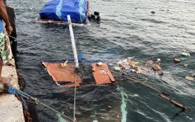 Kapal Motor Khotijah 01 Terbakar di Pelabuhan Gayam Sumenep, Terbelah Jadi 2 - JPNN.com Jatim