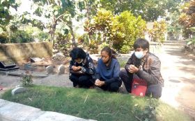 Istri Munir Kunjungi Makam Novia Widyasari, Sampaikan ini ke Bu Fauzun - JPNN.com Jatim