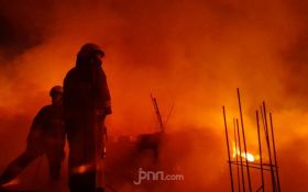 Kebakaran Hebat Melanda Gudang Furnitur Milik Sidam, Api Baru Padam 3 Jam - JPNN.com Jogja