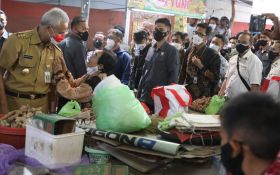 Ganjar Dikerubuti Pedagang Pasar Peterongan saat Dampingi Kunker Jokowi - JPNN.com Jateng