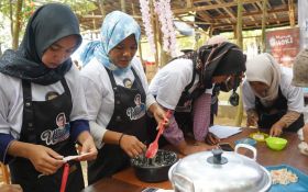 Sahabat Sandi Uno Berikan Pelatihan Kuliner buat Mak-mak di Karawang - JPNN.com Jabar