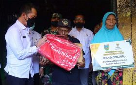 Hartopo Serahkan Bantuan Uang & Logistik untuk Korban Kebakaran di Kudus - JPNN.com Jateng