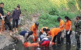 Mayat Pria Mengapung di Sungai Depan Perpusda Jateng - JPNN.com Jateng